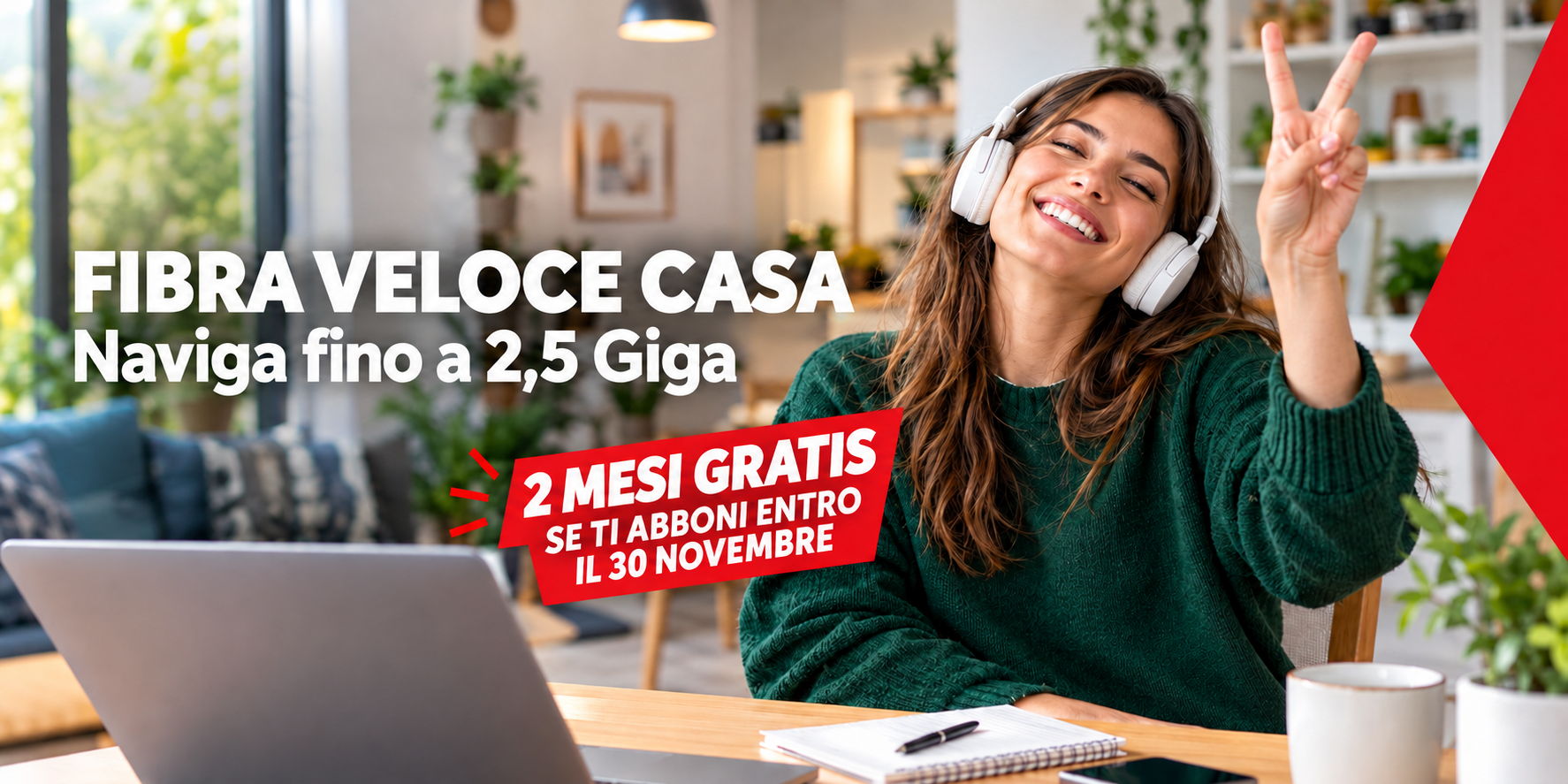 Donna felice con cuffie e laptop